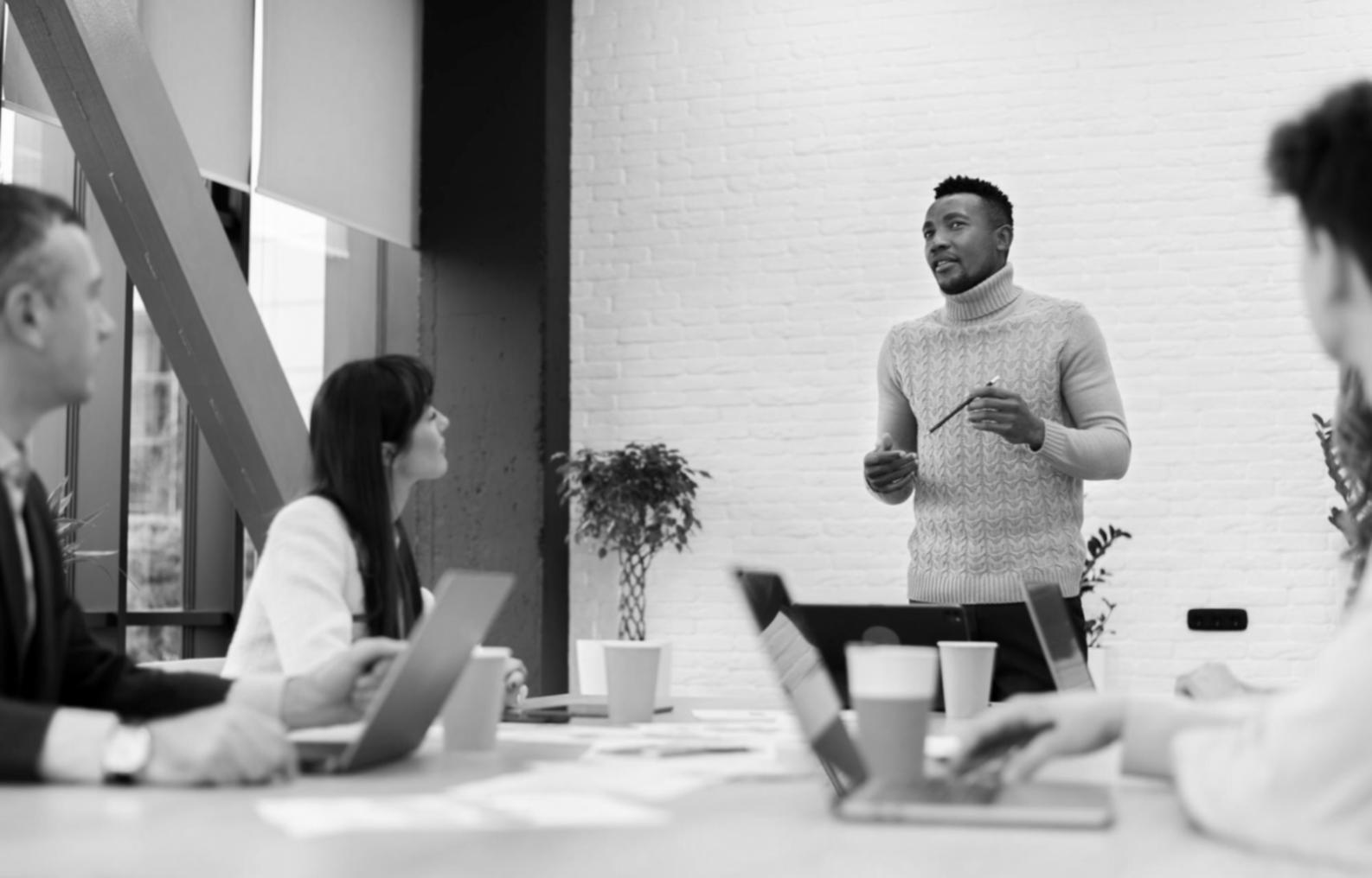 Beratungsgespräch zwischen Experten und Kunden