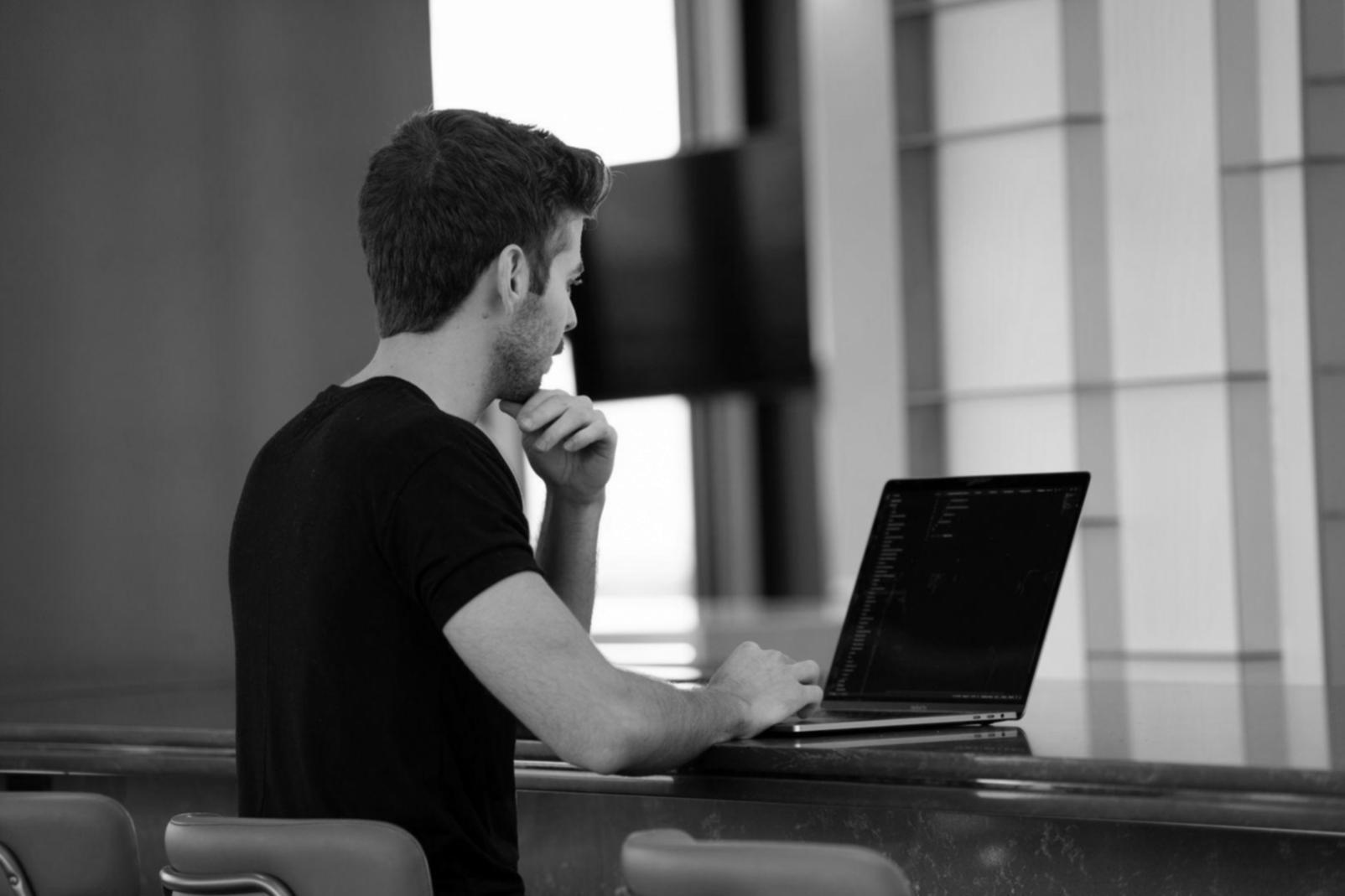 Professionelle Beratung in modernem Büroumfeld